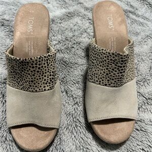 TOMS Women's Beige and Black Slide Sandals